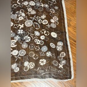 Black and white Louis Vuitton silk scarf New or best offer